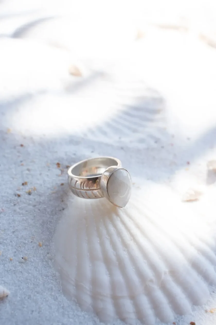 Ring Wide Drip Stone Silver White