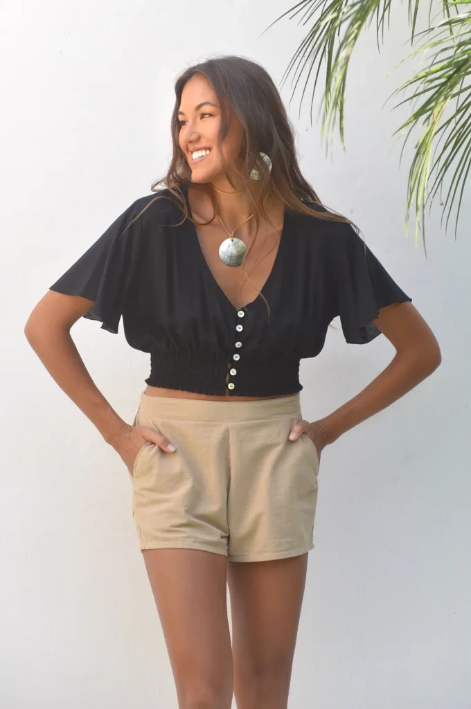 Sand in my Shoes 34 26. A26467 Top Sammy Black and K26122ca Shorts Alex Camel